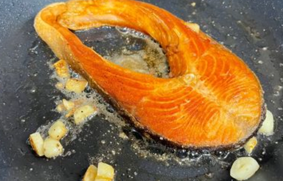 煎鮭魚片做法
