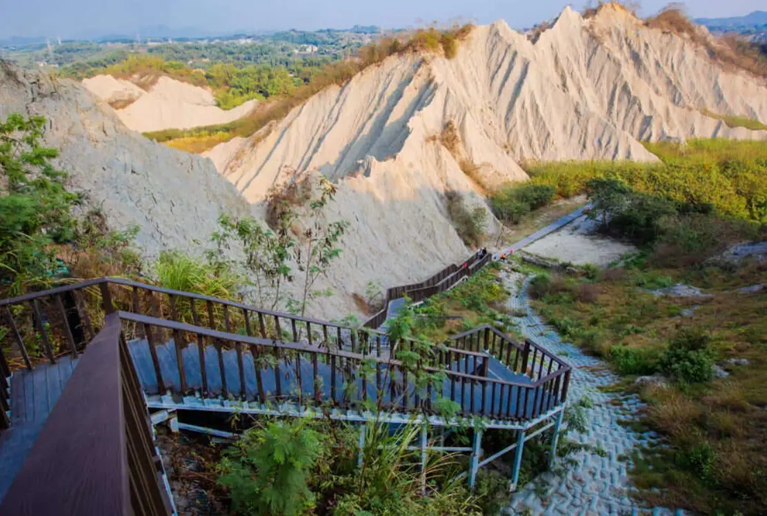 田寮月世界地景公園探險指南：景點、交通與秘境攻略