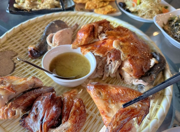 蔡大頭甕烤雞附近景點